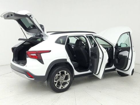 Certified 2025 Chevrolet Trax LT FWD image 12