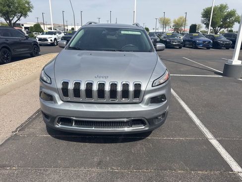Used 2017 Jeep Cherokee Limited image 2