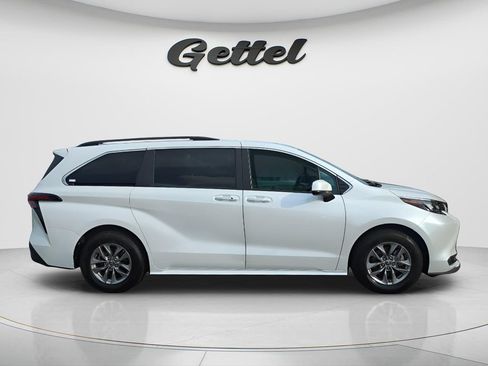 Used 2025 Toyota Sienna XLE FWD image 4