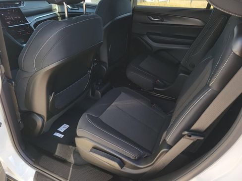 New 2025 Jeep Grand Cherokee L Laredo image 12