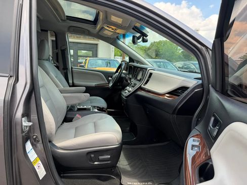 Used 2017 Toyota Sienna AWD image 31