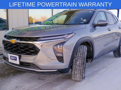 Used 2025 Chevrolet Trax LT image 1