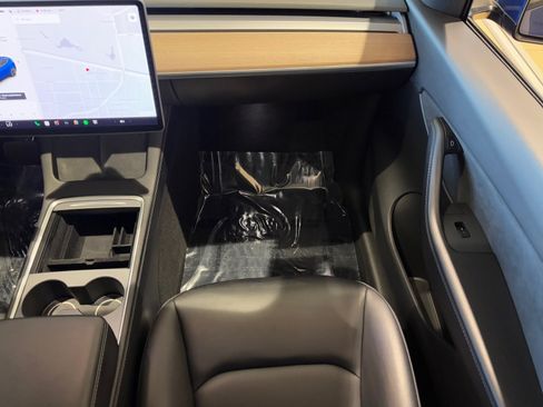 Used 2021 Tesla Model Y Long Range image 17