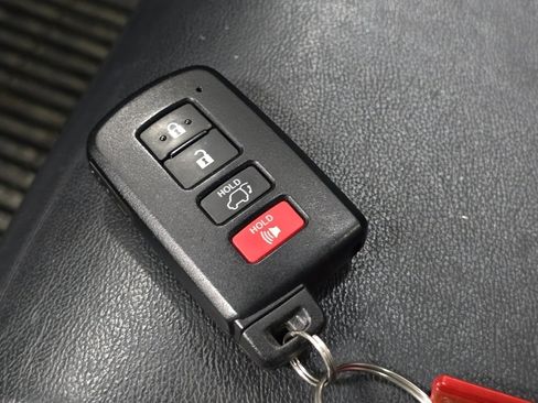 Used 2018 Toyota Highlander XLE image 32