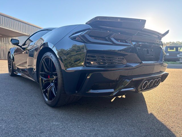 Used 2024 Chevrolet Corvette Z06 RWD image 2