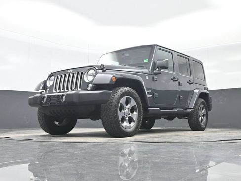 Used 2017 Jeep Wrangler Unlimited Sahara w/ Dual Top Group AWD/4WD image 25