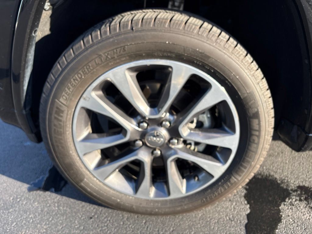 Used 2018 Jeep Grand Cherokee Overland AWD/4WD image 10