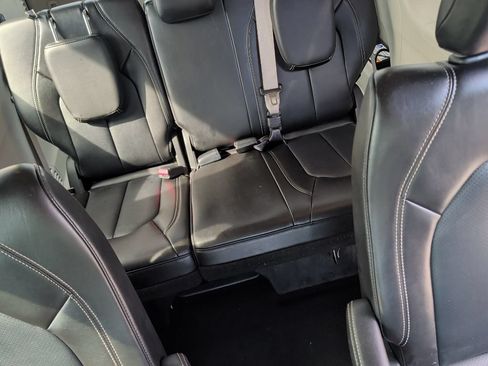 Used 2024 Chrysler Pacifica Touring-L FWD image 9