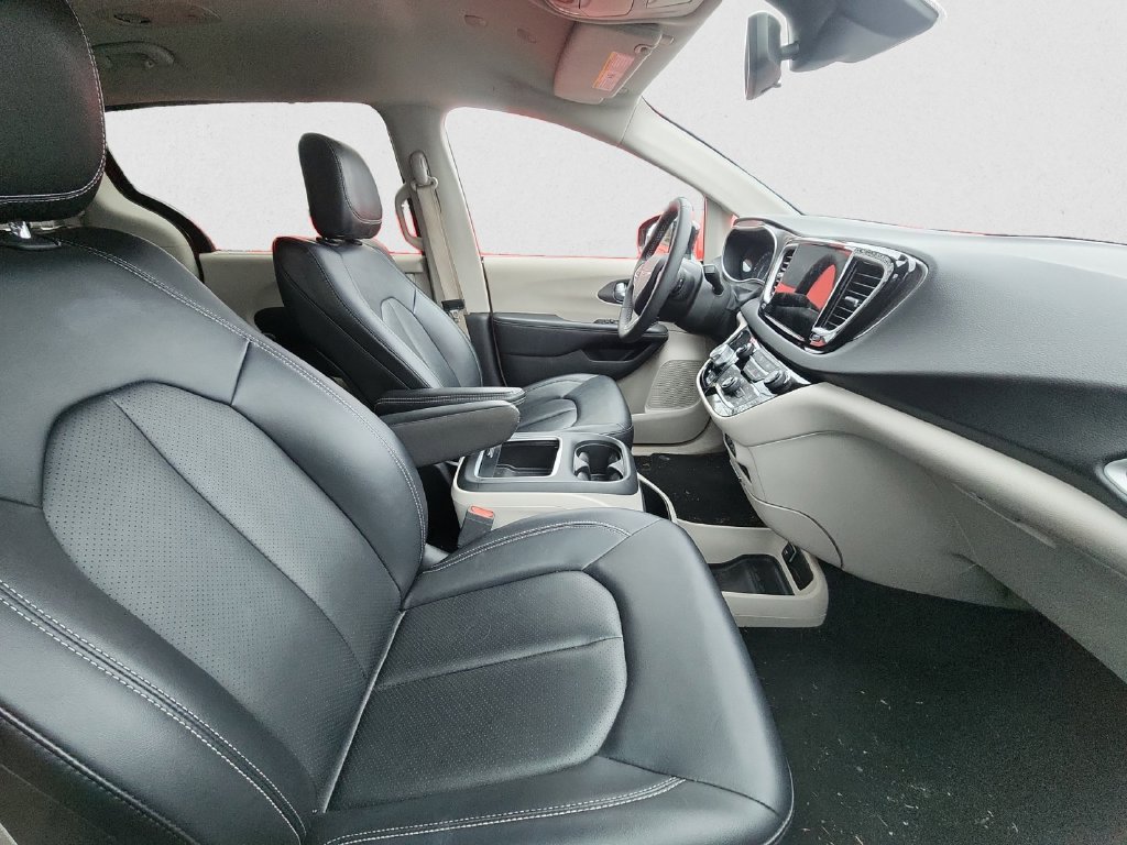 Used 2024 Chrysler Pacifica Touring-L FWD image 10