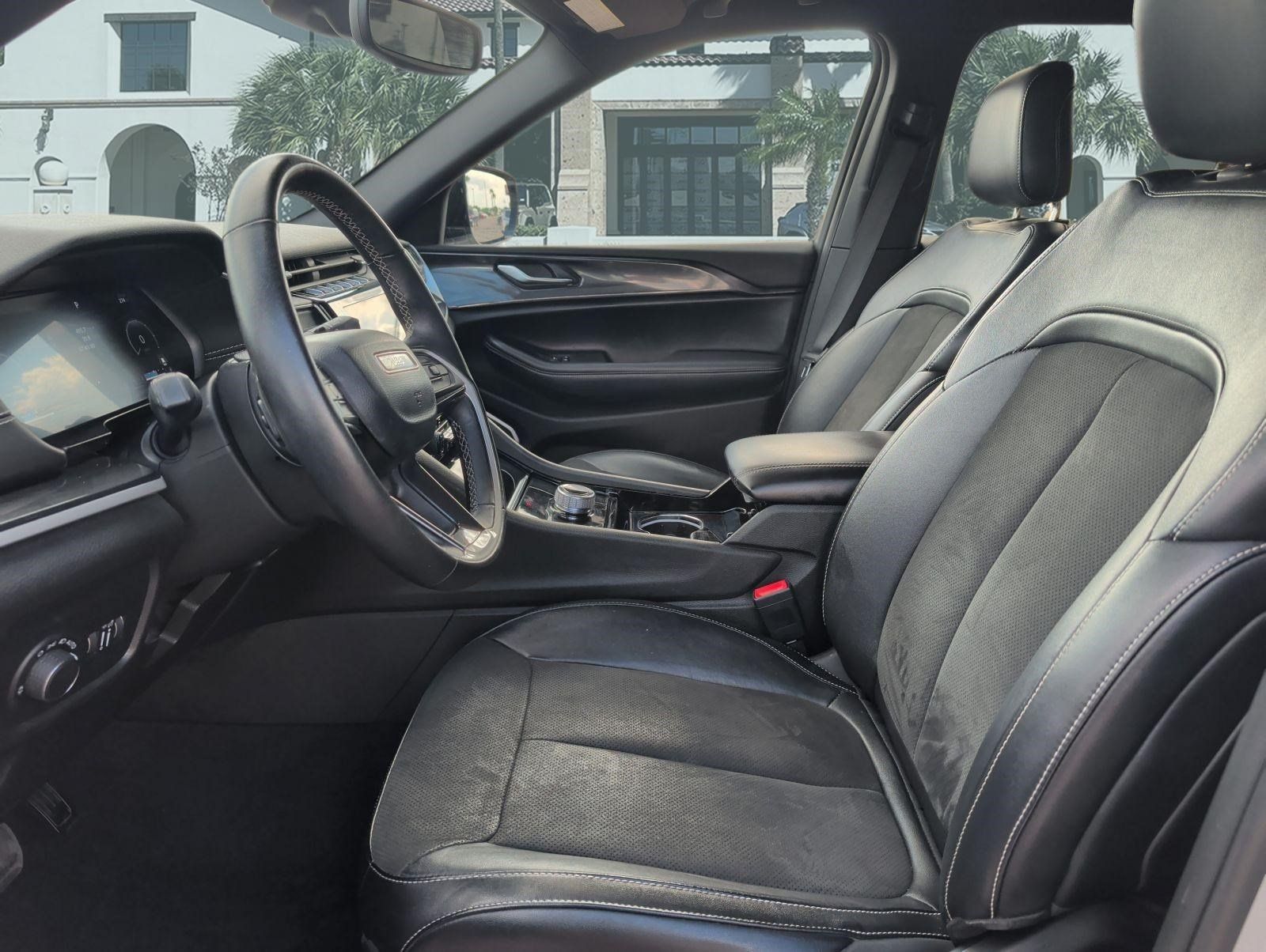 Used 2022 Jeep Grand Cherokee L Laredo RWD image 11