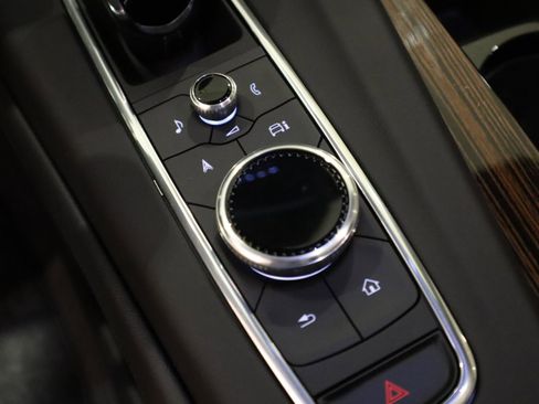 Used 2024 Cadillac Escalade Premium Luxury AWD/4WD image 32
