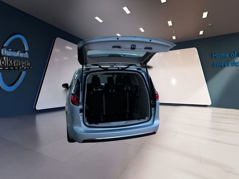 Used 2023 Chrysler Pacifica Touring-L image 43