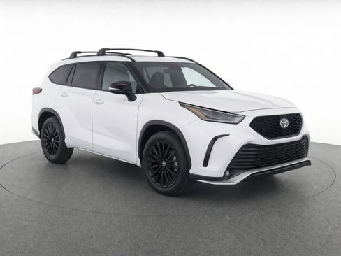 Used 2023 Toyota Highlander XSE AWD/4WD image 2