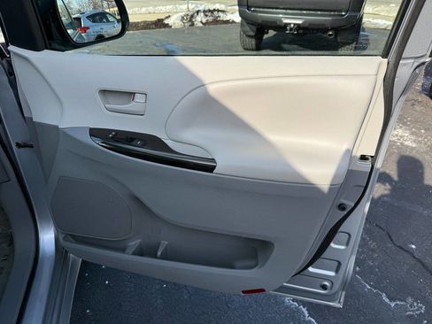 Used 2014 Toyota Sienna LE FWD image 34