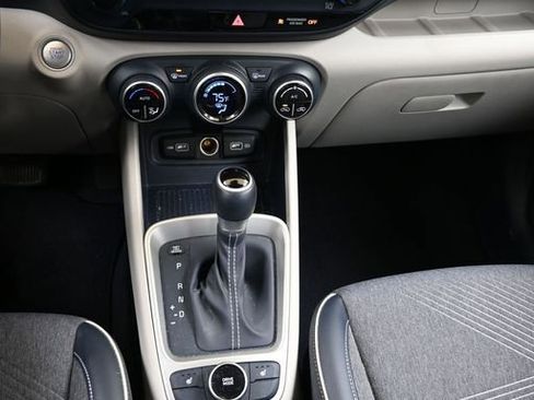 Used 2022 Hyundai Venue Limited FWD image 29