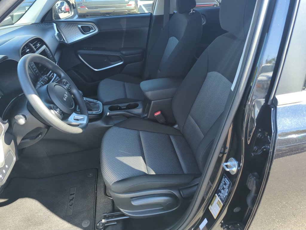 Used 2025 Kia Soul LX FWD image 14