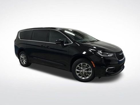 New 2026 Chrysler Pacifica Select image 40