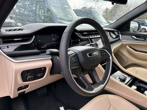 Used 2023 Jeep Grand Cherokee 4WD 4xe w/ Luxury Tech Group II image 11