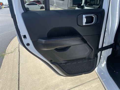 Used 2025 Jeep Wrangler Unlimited Sahara AWD/4WD image 28
