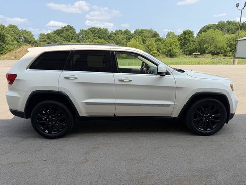 Used 2011 Jeep Grand Cherokee Laredo w/ Security & Convenience Group AWD/4WD image 4