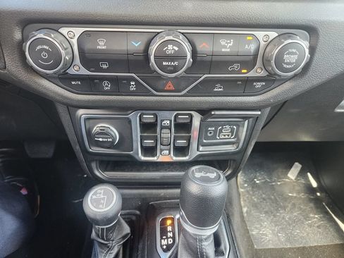 Used 2025 Jeep Wrangler Unlimited Sport AWD/4WD image 16