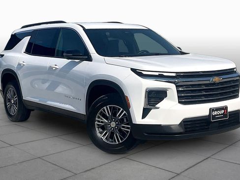 Used 2026 Chevrolet Traverse LT w/ Driver Confidence Package FWD image 3