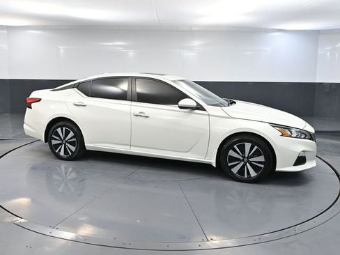 Used 2021 Nissan Altima 2.5 SV w/ SV Premium Package image 4