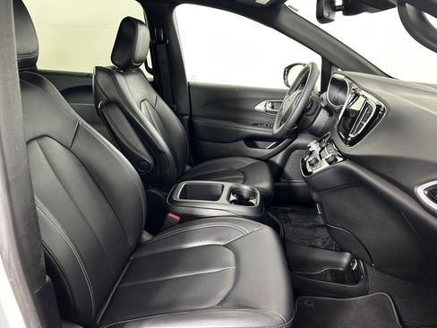 Used 2025 Chrysler Pacifica Select FWD image 10
