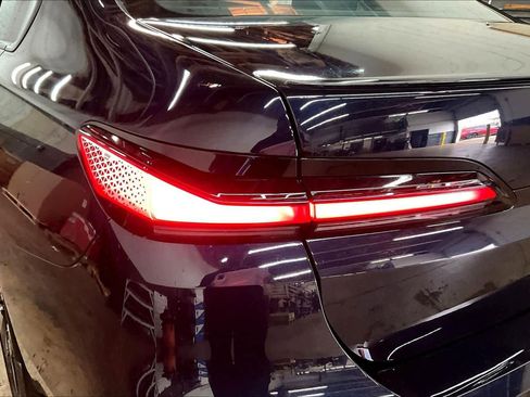 Used 2025 BMW 740i w/ Premium Package image 32