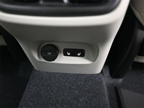 Used 2023 Volvo XC40 B5 Plus w/ Climate Package image 33