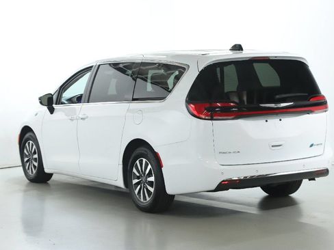 Used 2024 Chrysler Pacifica Limited FWD image 40