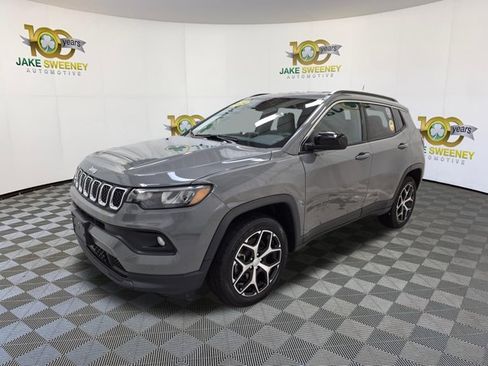 Used 2024 Jeep Compass Latitude w/ Altitude Special Edition AWD/4WD image 4