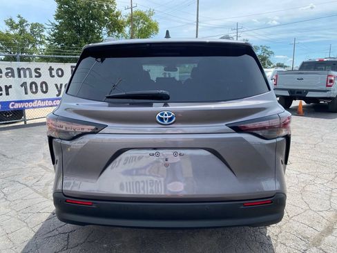 Used 2023 Toyota Sienna XLE FWD image 3