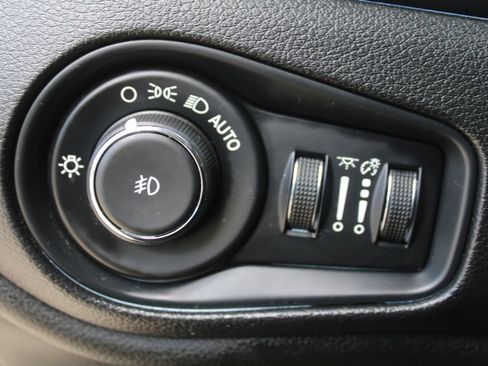 Used 2021 Jeep Renegade Latitude FWD image 24