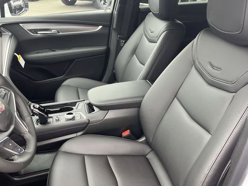 New 2026 Cadillac XT5 Luxury w/ LPO, ONYX Package image 11