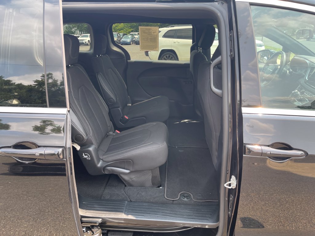 Used 2024 Chrysler Pacifica Touring FWD image 23