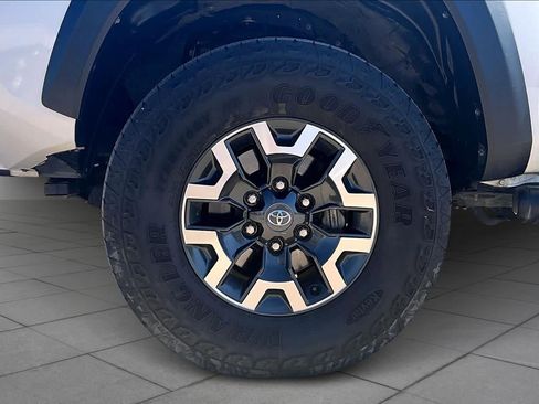 Used 2023 Toyota Tacoma TRD Off-Road w/ Technology Package AWD/4WD image 11