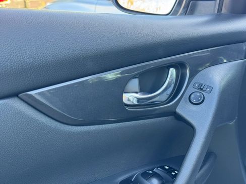 Used 2017 Nissan Rogue SV AWD/4WD image 11