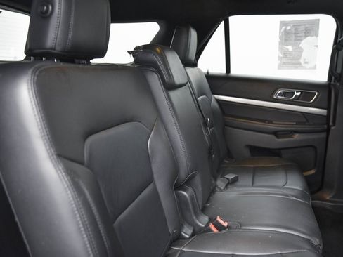 Used 2018 Ford Explorer XLT w/ Equipment Group 202A image 15