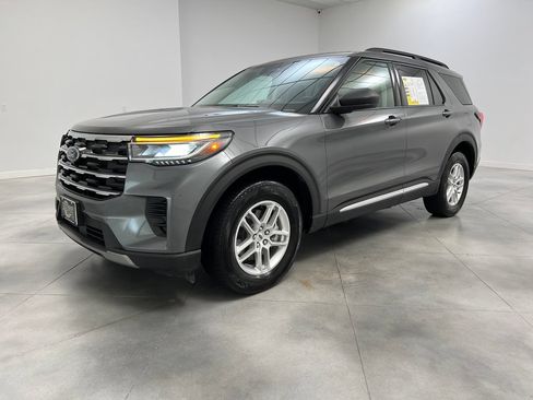 Used 2025 Ford Explorer Active AWD/4WD image 4