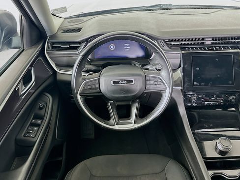 Used 2022 Jeep Grand Cherokee Laredo w/ Luxury Tech Group I AWD/4WD image 18