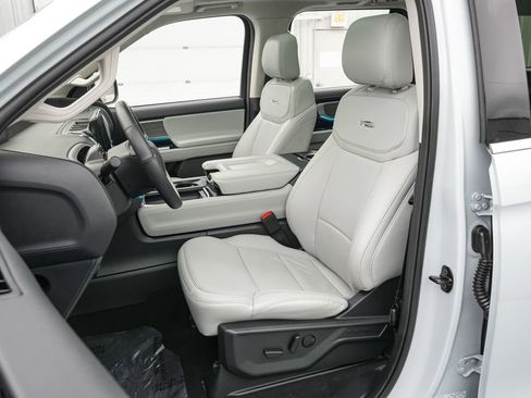 Certified 2025 Ford Expedition Platinum AWD/4WD image 13