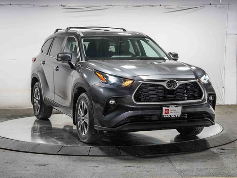 Certified 2023 Toyota Highlander XLE FWD image 5