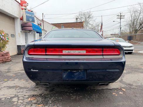 Used 2014 Dodge Challenger SXT RWD image 9