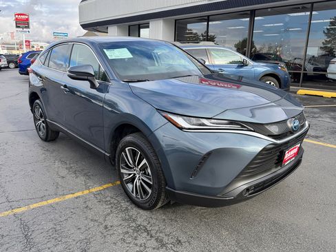 Used 2024 Toyota Venza LE image 2