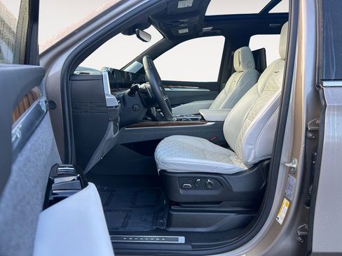 Used 2025 Cadillac Escalade ESV Premium Luxury Platinum image 15