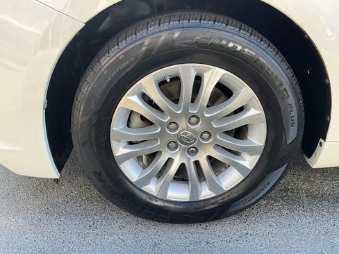 Used 2015 Toyota Sienna XLE image 9