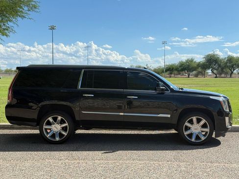 Used 2019 Cadillac Escalade ESV Luxury RWD image 6
