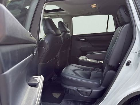 Used 2023 Toyota Highlander XLE AWD/4WD image 23