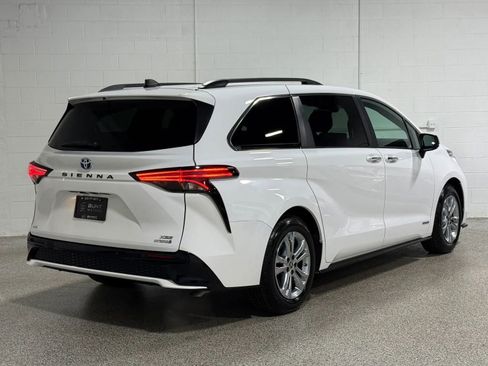 Used 2021 Toyota Sienna XSE w/ XSE Plus Package image 9